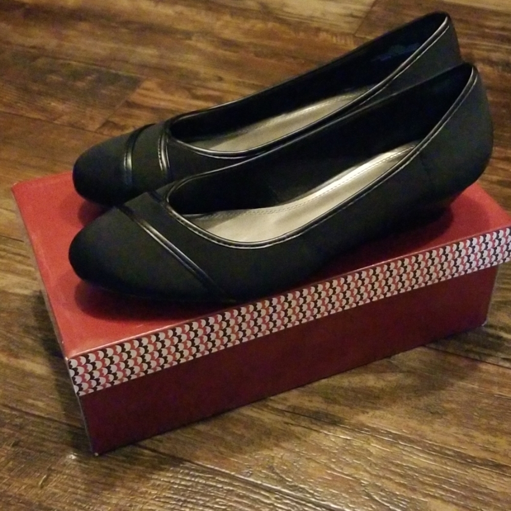 Women's Small Heeled Flat (worn once)